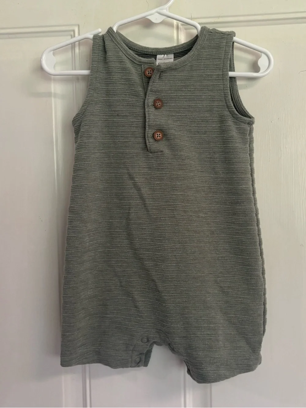 12M Carter's Solid Olive Green knit seersucker Sleeveless short Romper.  In EUC!